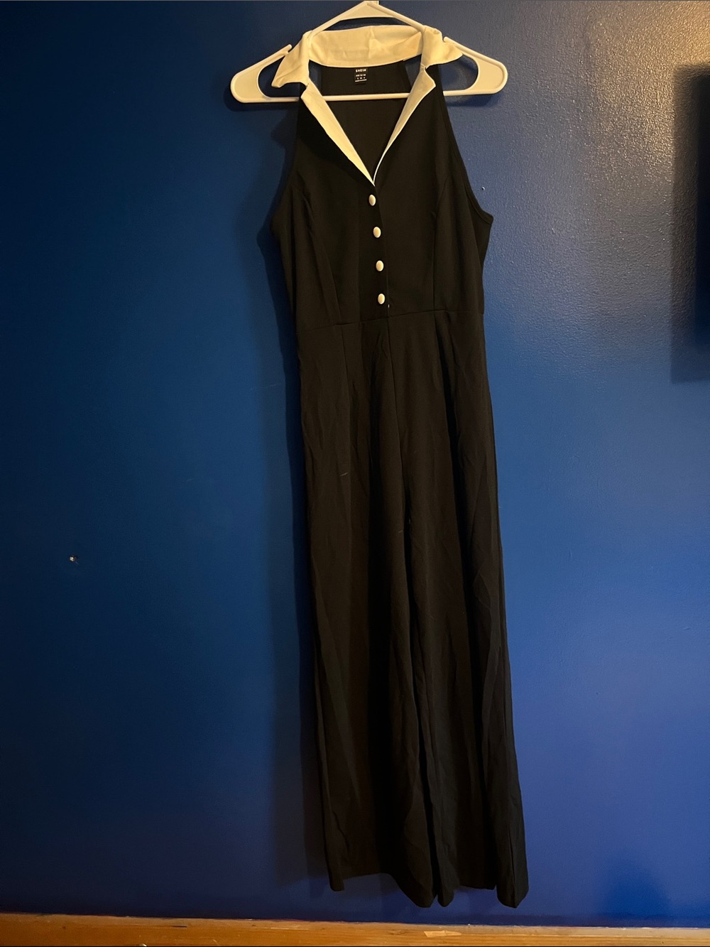 Sleeveless Black jumper with Contrast White Collar